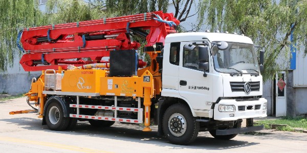 科尼樂(lè)混凝土臂架泵車：垂直輸送的鋼鐵動(dòng)脈